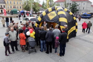 22.9.2013. Światowy Dzień Bez Samochodu. Robert Moskwa uczulał zebranych, w jaki sposób nie stać się ofiarą oszustów. / Wojciech Habdas / Radio Kielce