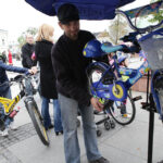 22.9.2013. Światowy Dzień Bez Samochodu. Serwis rowerowy nieprzerwanie cieszył się ogromnym zainteresowaniem. / Wojciech Habdas / Radio Kielce