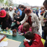 22.9.2013. Światowy Dzień Bez Samochodu. W namiocie Straży Miejskiej konkursy, malowanki, puzzle. / Wojciech Habdas / Radio Kielce