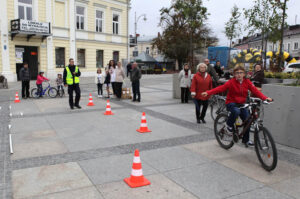 22.9.2013. Światowy Dzień Bez Samochodu. Praktyczny egzamin na kartę rowerową. / Wojciech Habdas / Radio Kielce