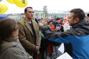 22.9.2013. Światowy Dzień Bez Samochodu. Przy autobusie ZTM-u można było wygrać nagrody. / Wojciech Habdas / Radio Kielce