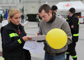 Strażacy zbierali podpisy pod projektem budżetu obywatelskiego / Wojciech Habdas / Radio Kielce
