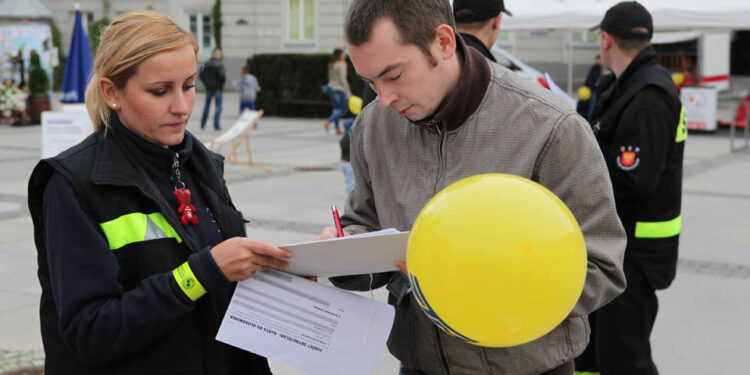 Strażacy zbierali podpisy pod projektem budżetu obywatelskiego / Wojciech Habdas / Radio Kielce