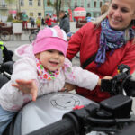 22.9.2013. Światowy Dzień Bez Samochodu. Nie lada atrakcją było usiąść na prawdziwym motocyklu policyjnym. / Wojciech Habdas / Radio Kielce