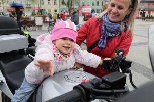 22.9.2013. Światowy Dzień Bez Samochodu. Nie lada atrakcją było usiąść na prawdziwym motocyklu policyjnym. / Wojciech Habdas / Radio Kielce