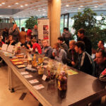 26.9.2013 Powiatowe Targi Pracy w Kieleckim Centrum Kultury. Wychowankowie warsztatów terapii zajęciowej prezentowali swoje wyroby. / Wojciech Habdas / Radio Kielce