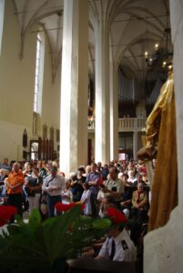Uroczystość wprowadzenia relikwii Jana Pawła II do bazyliki w Wiślicy / Paweł Klepka / Radio Kielce