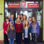 Dzieci z Mąchocic Kapitulnych które były na wycieczce w Usolach Syberyjskich, przed swoją szkołą. / Paweł Klepka / Radio Kielce