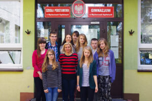 Dzieci z Mąchocic Kapitulnych które były na wycieczce w Usolach Syberyjskich, przed swoją szkołą. / Paweł Klepka / Radio Kielce