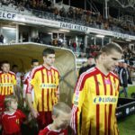 Zawodnicy obu drużyn wychodzą na boisko / Kamil Król / Radio Kielce