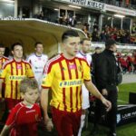 Zawodnicy obu drużyn wychodzą na boisko / Kamil Król / Radio Kielce