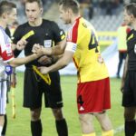 Kapitanowie obu zespołów witają się przed meczem / Kamil Król / Radio Kielce