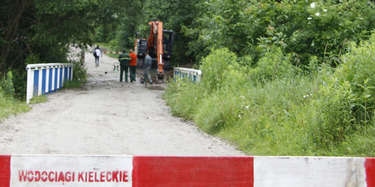 Awaria Wodociągu ul. Karczunek / Stanisław Blinstrub / Radio Kielce