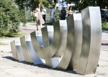 67 rocznica pogromu kieleckiego - Menora - pomnik autorstwa Marka Cecuły znajduje się w pobliżu rzeki Silnicy i Alei IX wieków Kielc / Stanisław Blinstrub / Radio Kielce