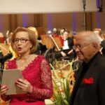 Emilia Nowaczyk - przewodnicząca Rady Fundacji "Siudmak Arkana XXI" oraz Wojciech Siudmak -  autor Światowego Projektu Pokoju "Wieczna miłość" / Kamil Król / Radio Kielce