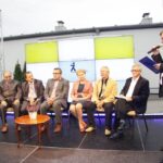 Debata, podsumowująca projekt "Ekologiczny sposób na życie". Wzięli w niej udział: Członek Zarządu Województwa Świętokrzyskiego Piotr Żołądek, Marian Szałda ze Świętokrzyskiego Ośrodka Doradztwa Rolniczego, Ewa Piorun i Ryszard Kluszczyński - liderzy projektu z Dwikóz, Marek Łukaszek - wójt Dwikóz, Witold Wójcik - wójt Słupi Koneckiej oraz Henryk Konieczny - wójt Fałkowa. Debatę poprowadził Radosław Podsiadły z Polskiego Radia Kielce / Kamil Król / Radio Kielce