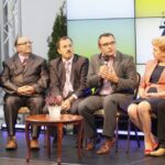 Debata, podsumowująca projekt "Ekologiczny sposób na życie". Wzięli w niej udział: Członek Zarządu Województwa Świętokrzyskiego Piotr Żołądek, Marian Szałda ze Świętokrzyskiego Ośrodka Doradztwa Rolniczego, Ewa Piorun i Ryszard Kluszczyński - liderzy projektu z Dwikóz, Marek Łukaszek - wójt Dwikóz, Witold Wójcik - wójt Słupi Koneckiej oraz Henryk Konieczny - wójt Fałkowa. Debatę poprowadził Radosław Podsiadły z Polskiego Radia Kielce / Kamil Król / Radio Kielce