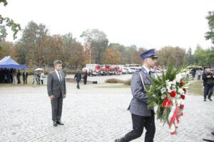 Uroczystości 12. rocznicy ataków terrorystycznych na USA przed pomnikiem Homo Homini w Kielcach. Senator PiS Krzysztof Słoń / Kamil Król / Radio Kielce