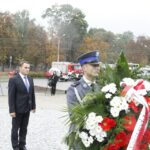 Uroczystości 12. rocznicy ataków terrorystycznych na USA przed pomnikiem Homo Homini w Kielcach. Wicewojewoda świętokrzyski Grzegorz Dziubek / Kamil Król / Radio Kielce