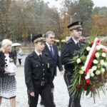 Uroczystości 12. rocznicy ataków terrorystycznych na USA przed pomnikiem Homo Homini w Kielcach. Delegacja Urzędu Miasta z prezydentem Kielc Wojciechem Lubawskim na czele / Kamil Król / Radio Kielce