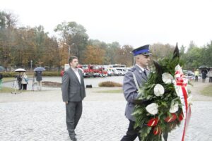 Uroczystości 12. rocznicy ataków terrorystycznych na USA przed pomnikiem Homo Homini w Kielcach. Michał Godowski z zarządu powiatu kieleckiego / Kamil Król / Radio Kielce