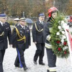 Uroczystości 12. rocznicy ataków terrorystycznych na USA przed pomnikiem Homo Homini w Kielcach. Delegacja świętokrzyskiej straży pożarnej ze Świętokrzyskim Komendantem Wojewódzkim nadbrygadierem Zbigniewem Muszczakiem / Kamil Król / Radio Kielce