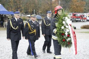 Uroczystości 12. rocznicy ataków terrorystycznych na USA przed pomnikiem Homo Homini w Kielcach. Delegacja świętokrzyskiej straży pożarnej ze Świętokrzyskim Komendantem Wojewódzkim nadbrygadierem Zbigniewem Muszczakiem / Kamil Król / Radio Kielce