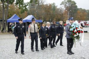 Uroczystości 12. rocznicy ataków terrorystycznych na USA przed pomnikiem Homo Homini w Kielcach. Delegacja amerykańskiej policji / Kamil Król / Radio Kielce