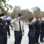 Uroczystości 12. rocznicy ataków terrorystycznych na USA przed pomnikiem Homo Homini w Kielcach. Delegacja amerykańskiej policji / Kamil Król / Radio Kielce