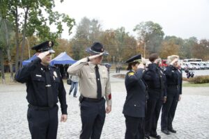 Uroczystości 12. rocznicy ataków terrorystycznych na USA przed pomnikiem Homo Homini w Kielcach. Delegacja amerykańskiej policji / Kamil Król / Radio Kielce