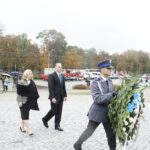 Uroczystości 12. rocznicy ataków terrorystycznych na USA przed pomnikiem Homo Homini w Kielcach. Oficer łącznikowy FBI w Polsce Roberk Łukert i Katarzyna Sokół / Kamil Król / Radio Kielce