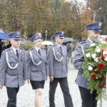 Uroczystości 12. rocznicy ataków terrorystycznych na USA przed pomnikiem Homo Homini w Kielcach. Delegacja świętokrzyskiej policji z komendantem wojewódzkim inspektorem Jarosławem Szymczykiem na czele / Kamil Król / Radio Kielce