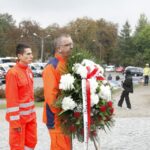 Uroczystości 12. rocznicy ataków terrorystycznych na USA przed pomnikiem Homo Homini w Kielcach. Delegacja Świętokrzyskiego Centrum Ratownictwa Medycznego i Transportu Sanitarnego / Kamil Król / Radio Kielce