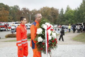 Uroczystości 12. rocznicy ataków terrorystycznych na USA przed pomnikiem Homo Homini w Kielcach. Delegacja Świętokrzyskiego Centrum Ratownictwa Medycznego i Transportu Sanitarnego / Kamil Król / Radio Kielce