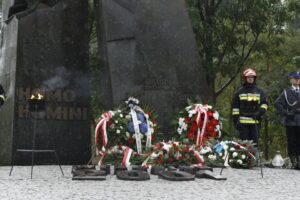 Uroczystości 12. rocznicy ataków terrorystycznych na USA przed pomnikiem Homo Homini w Kielcach / Kamil Król / Radio Kielce
