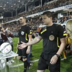 Sędzia główny spotkania Tomasz Musiał (w środku) / Kamil Król / Radio Kielce