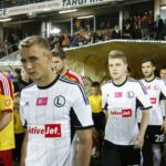 Piłkarze obu drużyn wychodzą na boisko / Kamil Król / Radio Kielce