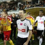 Piłkarze obu drużyn wychodzą na boisko / Kamil Król / Radio Kielce