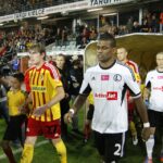 Piłkarze obu drużyn wychodzą na boisko / Kamil Król / Radio Kielce