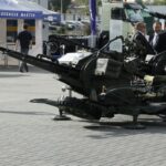 Międzynarodowy Salon Przemysłu Obronnego 2013 - Działa przeciwlotnicze przy wejściu na tereny wystawiennicze / Stanisław Blinstrub / Radio Kielce