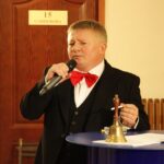 Odsłonięcie tablicy Jana Goca przy studiu TVP Kielce w Kieleckim Centrum Kultury - piosenkę Dwa Papierosy zaśpiewał Mirosław Bieliński / Stanisław Blinstrub / Radio Kielce