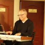 Odsłonięcie tablicy Jana Goca przy studiu TVP Kielce w Kieleckim Centrum Kultury - a na klawiszach przygrywał Andrzej Wolski / Stanisław Blinstrub / Radio Kielce