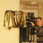 Odsłonięcie tablicy Jana Goca przy studiu TVP Kielce w Kieleckim Centrum Kultury / Stanisław Blinstrub / Radio Kielce