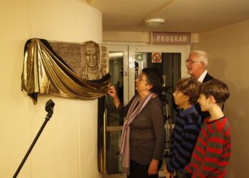 Odsłonięcie tablicy Jana Goca przy studiu TVP Kielce w Kieleckim Centrum Kultury - tablicę odsłonili żona Jana Goca Nina oraz wnuczkowie Janek i Franek / Stanisław Blinstrub / Radio Kielce