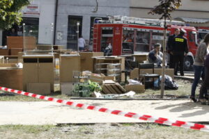 Pożar kamienic w centrum Włoszczowy - tyle udało się ocalić mebli ze sklepu zielarskiego. / Stanisław Blinstrub / Radio Kielce