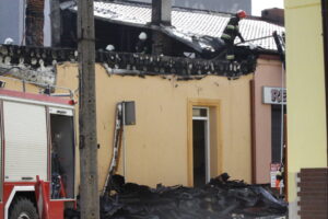 Pożar kamienic w centrum Włoszczowy - akcja dogaszania trwała kilka godzin / Stanisław Blinstrub / Radio Kielce