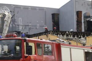Pożar kamienic w centrum Włoszczowy - w tle ocalony przed spaleniem budynek / Stanisław Blinstrub / Radio Kielce