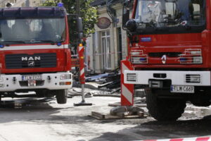 Pożar kamienic w centrum Włoszczowy - w akcji uczestniczyło 13 zastęp PSP i OSP / Stanisław Blinstrub / Radio Kielce