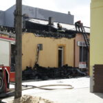 Pożar kamienic w centrum Włoszczowy -  swieżo wyremontowany sklep uległ spaleniu / Stanisław Blinstrub / Radio Kielce