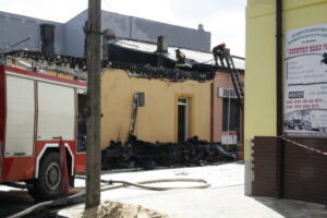 Pożar kamienic w centrum Włoszczowy - swieżo wyremontowany sklep uległ spaleniu / Stanisław Blinstrub / Radio Kielce